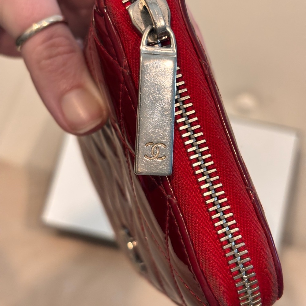 CHANEL Classic Red Quilted Patent Leather ‘Brilliant’ Zippy Long Wallet W/ Box - Picture 5 of 16